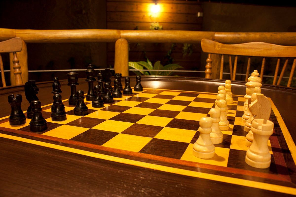 Um tabuleiro de xadrez com peças pretas e brancas