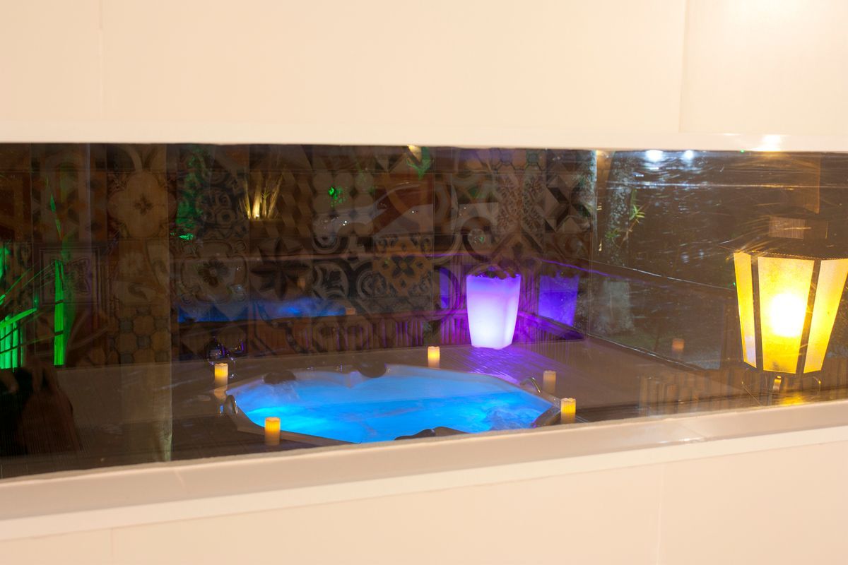 Uma vista de uma piscina através de uma janela.