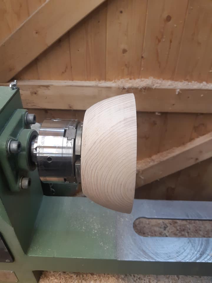 houten schaal in de draaibank