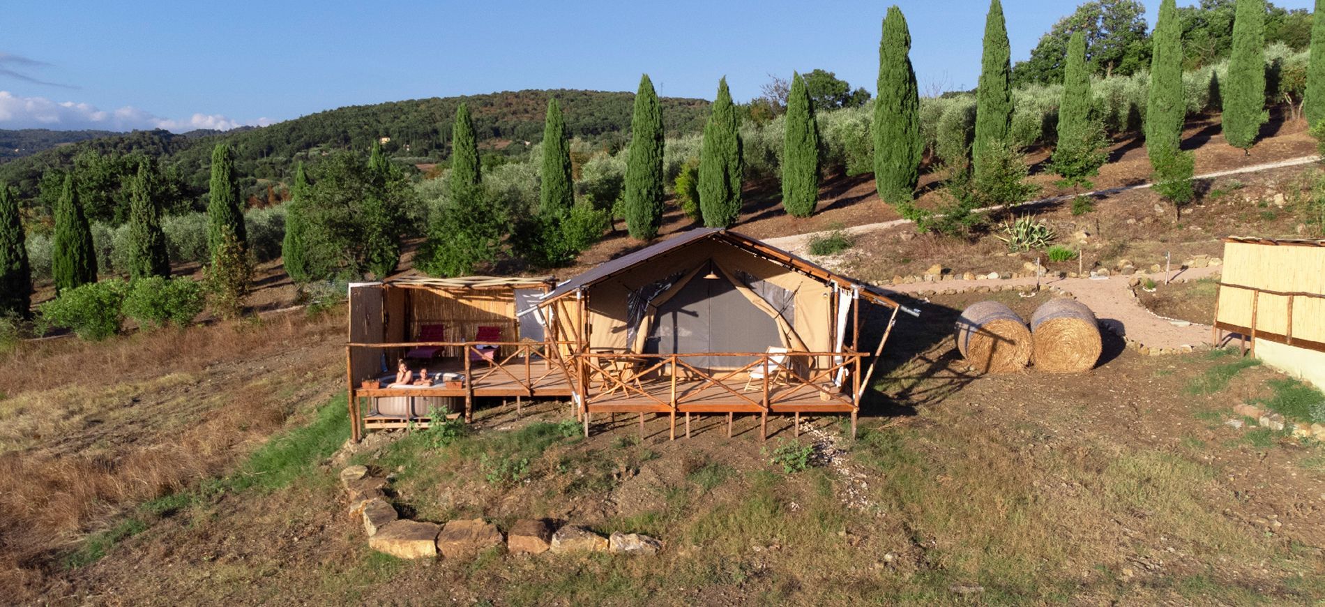 Scopri 5 alloggi particolari dove dormire in Italia: suite, luxury glamping, castelli e carri gipsy.