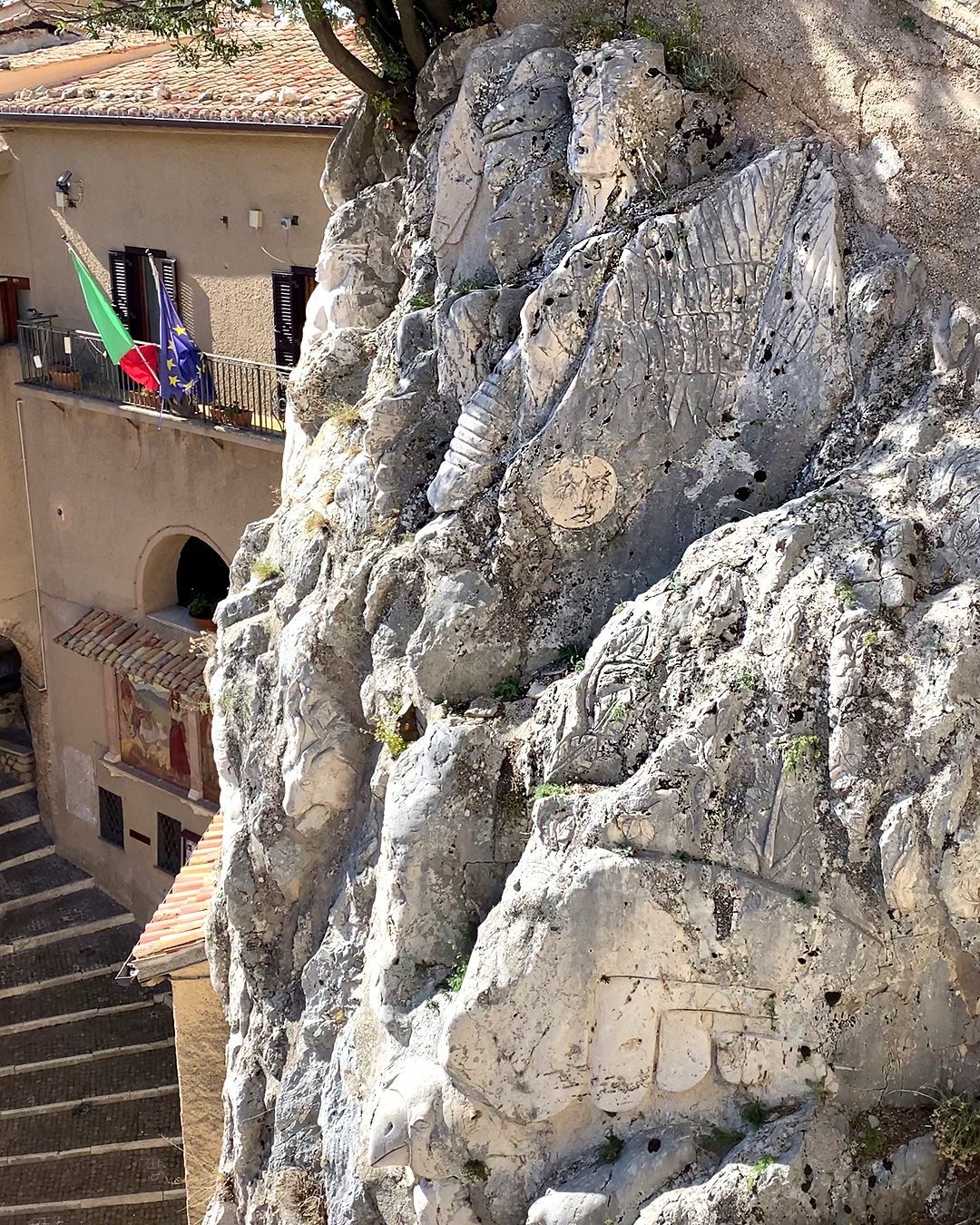 Borgo scolpito nella roccia nel Lazio