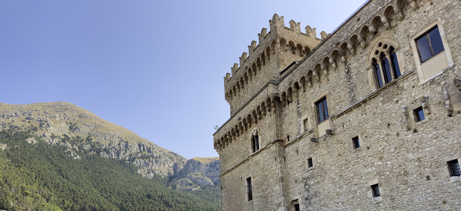 Il maestoso Castello Piccolomini che domina Celano