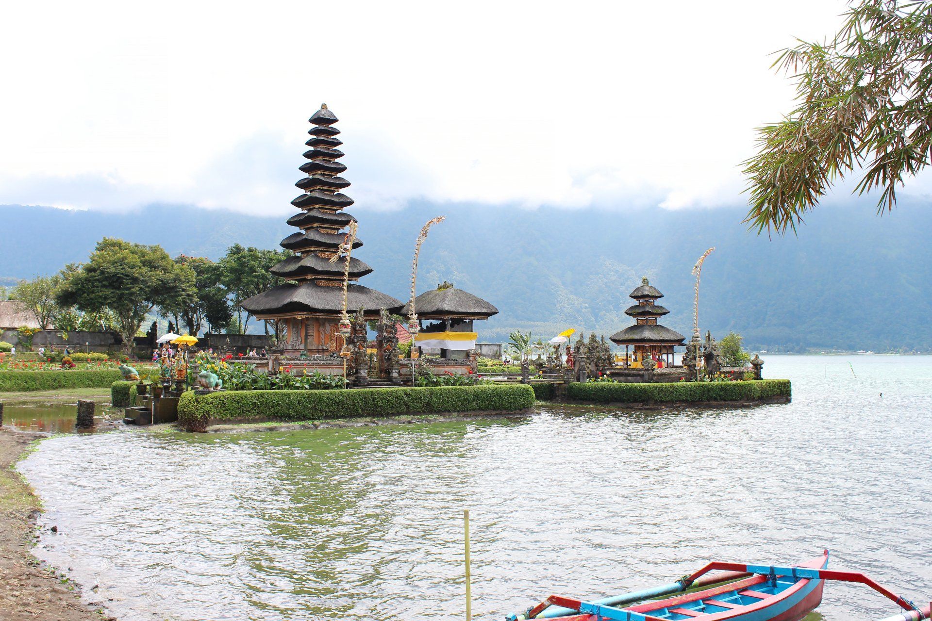 Tempio sul lago Bali