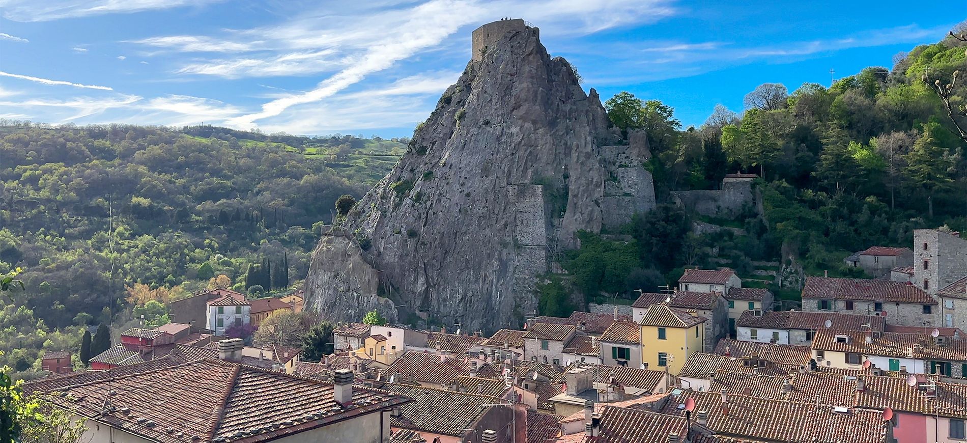 Il borgo di Roccalbegna, luogo particolare da visitare in Toscana con il Sasso che domina il paese.