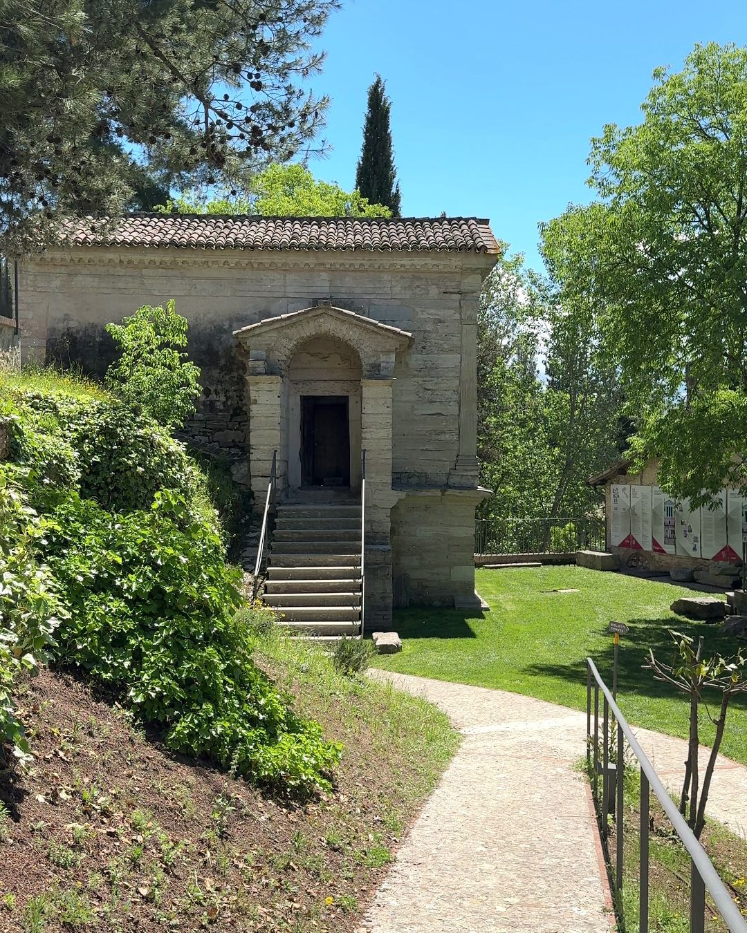 Tempietto sul Clitunno