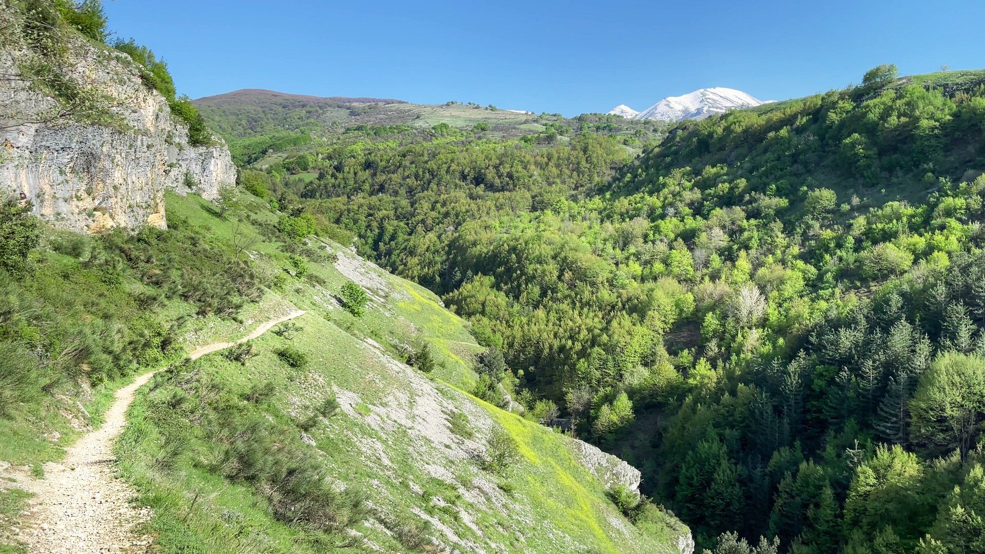 Sentiero per l'Eremo di San Bartolomeo in Legio