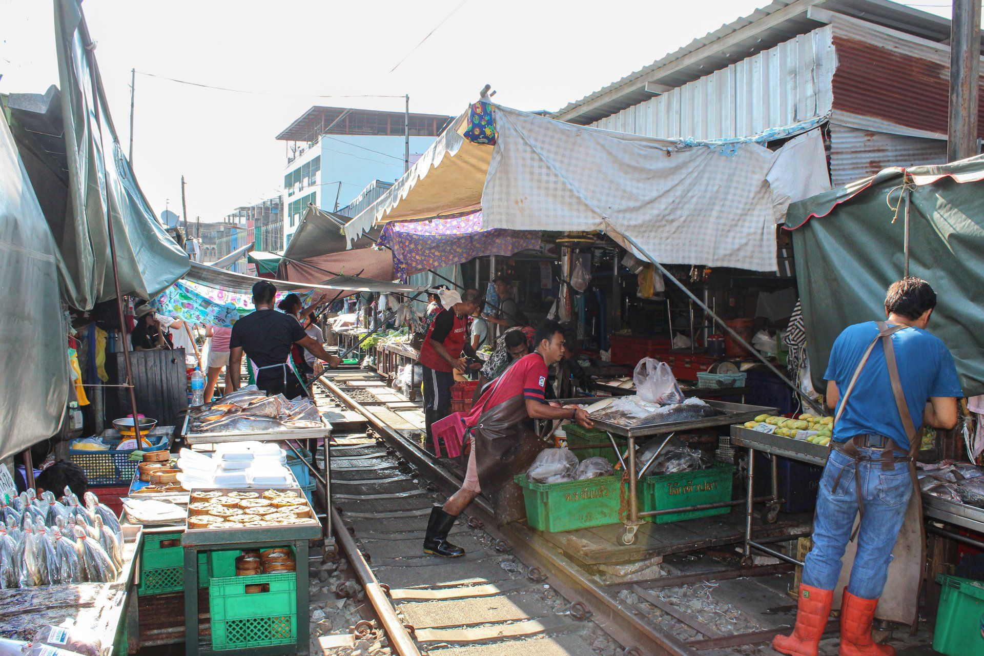 Mercato sul treno Bangkok