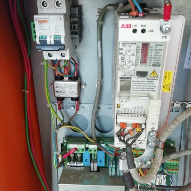 Panel de control eléctrico con interruptor ABB y cableado dentro de un armario