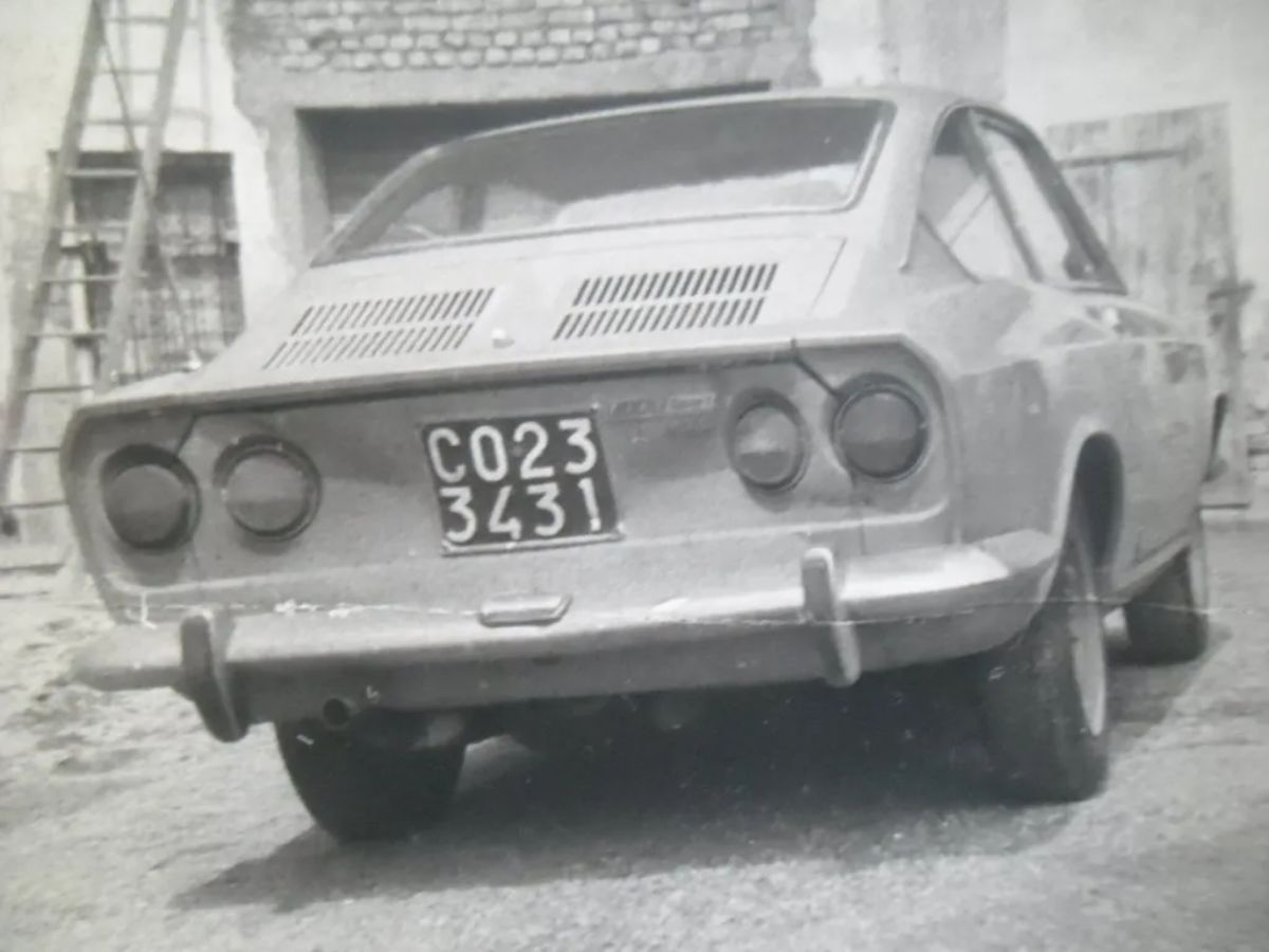 Vecchia automobile da riparare