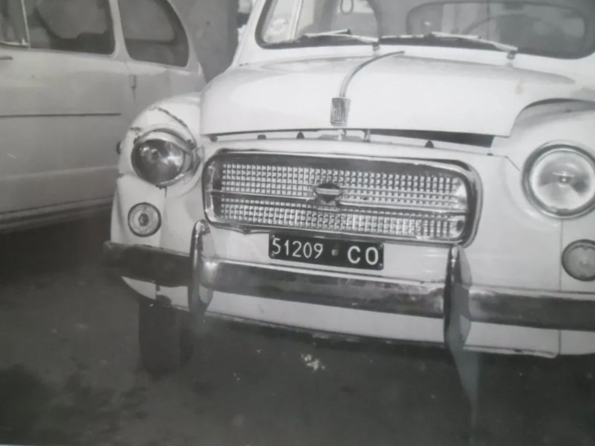 Auto d'epoca con carrozzeria danneggiata