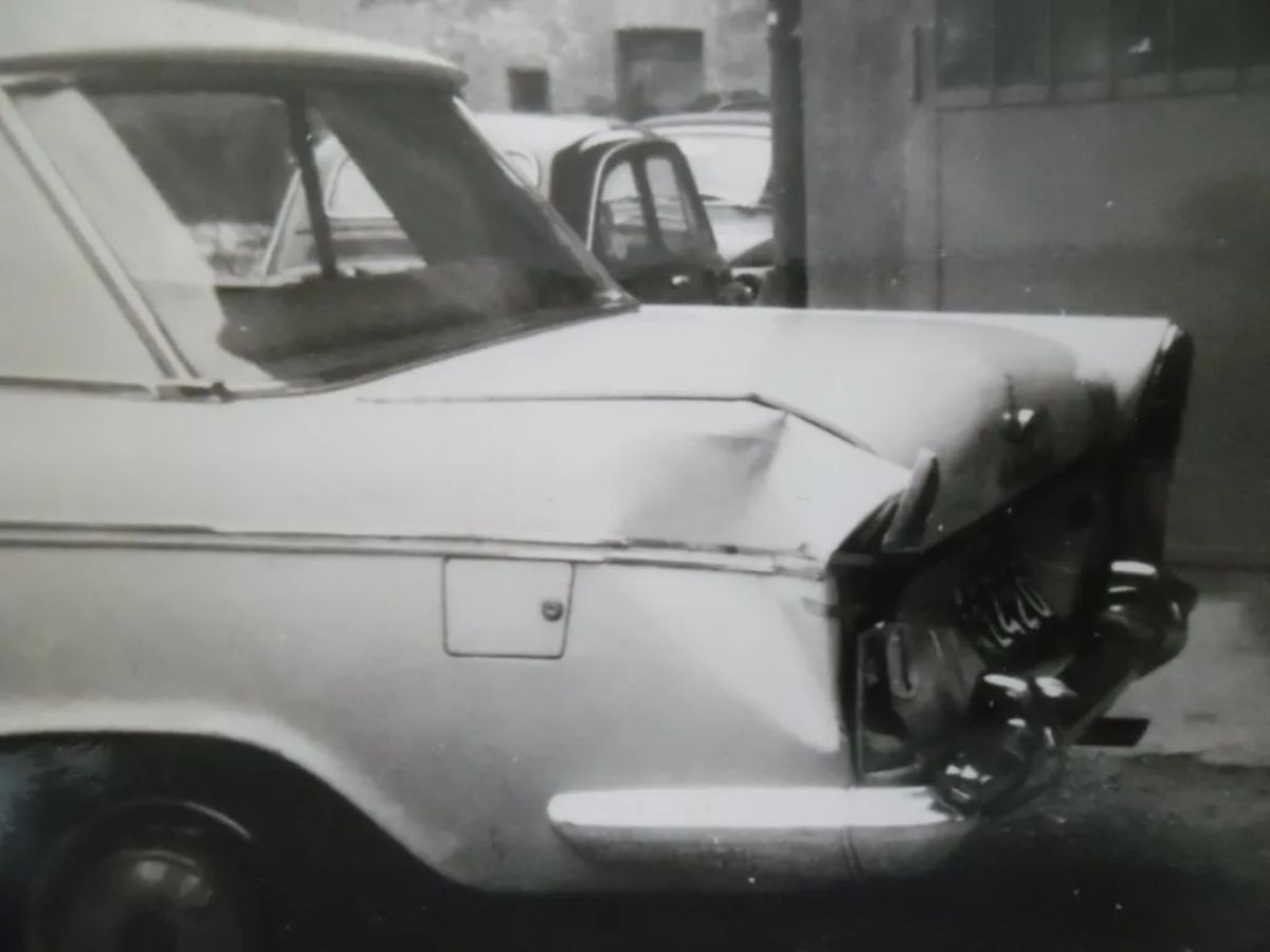 Automobile con scocca danneggiata