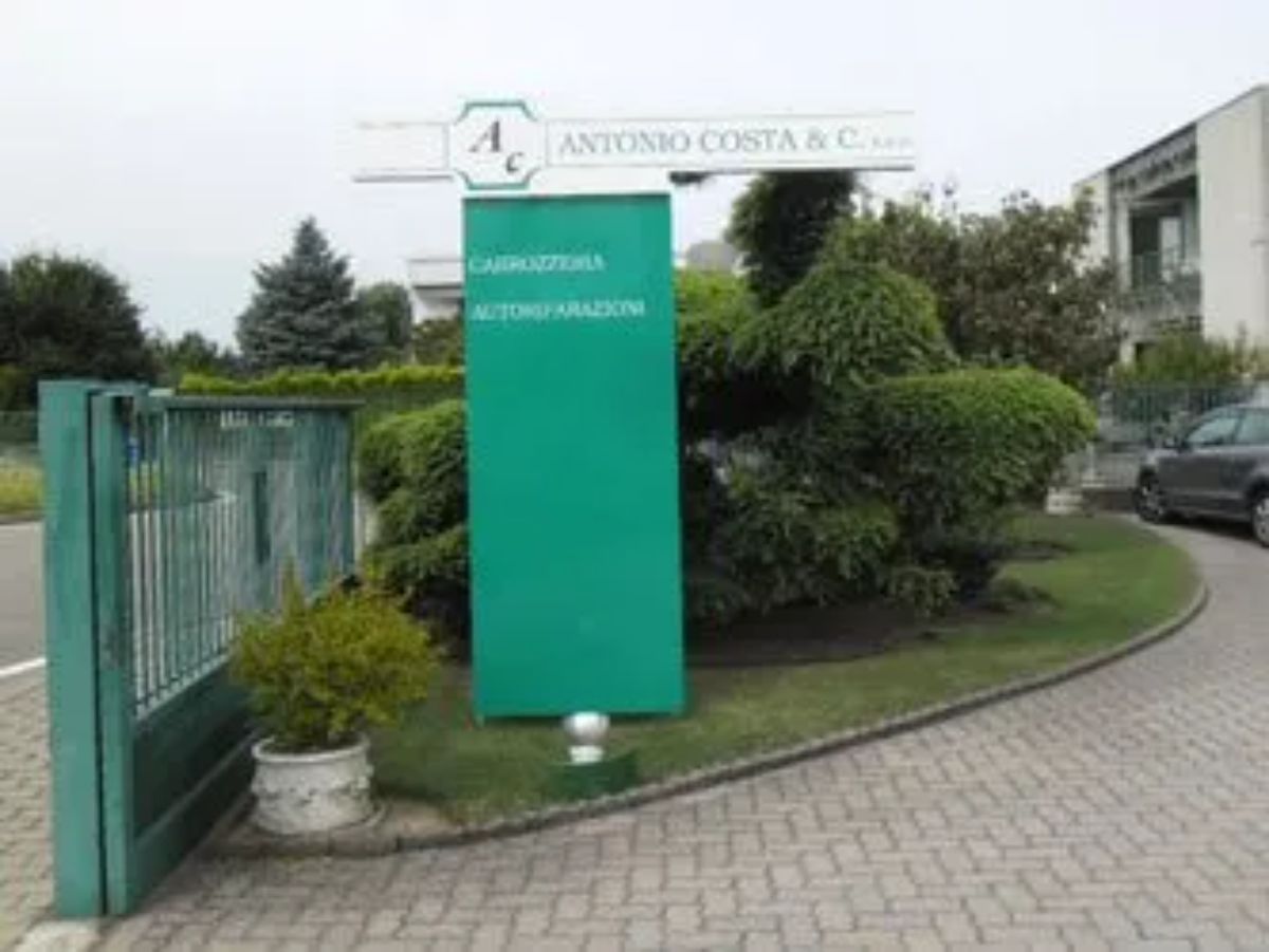 Insegna dell'officina per riparazioni alla carrozzeria auto