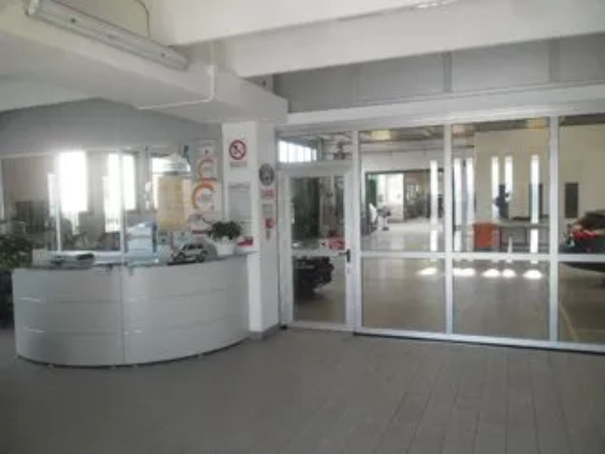 Interno dell'officina specializzata in riparazioni della carrozzeria