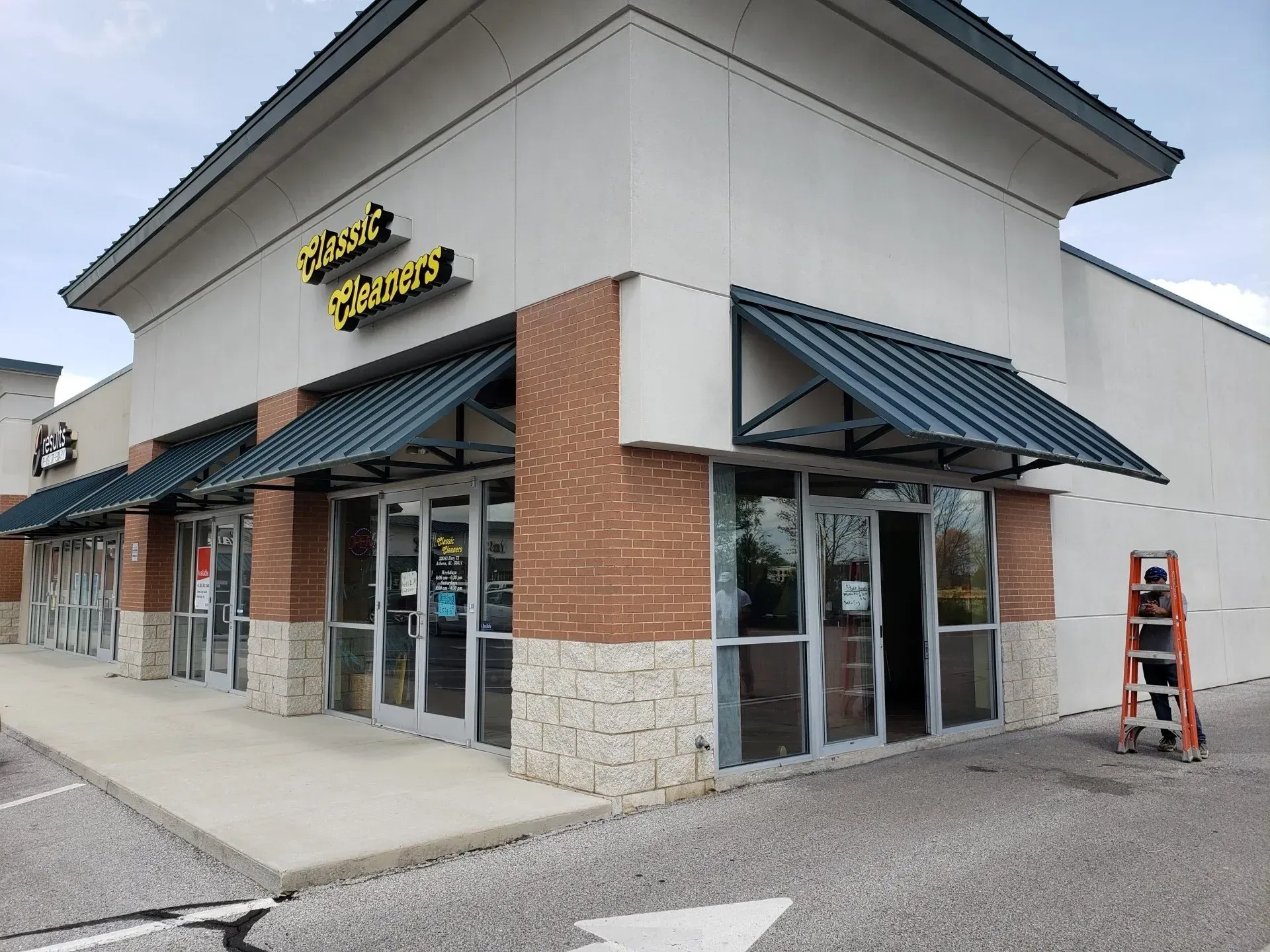 Classic Cleaners Standing Seam — Decatur, AL — Evans Awnings