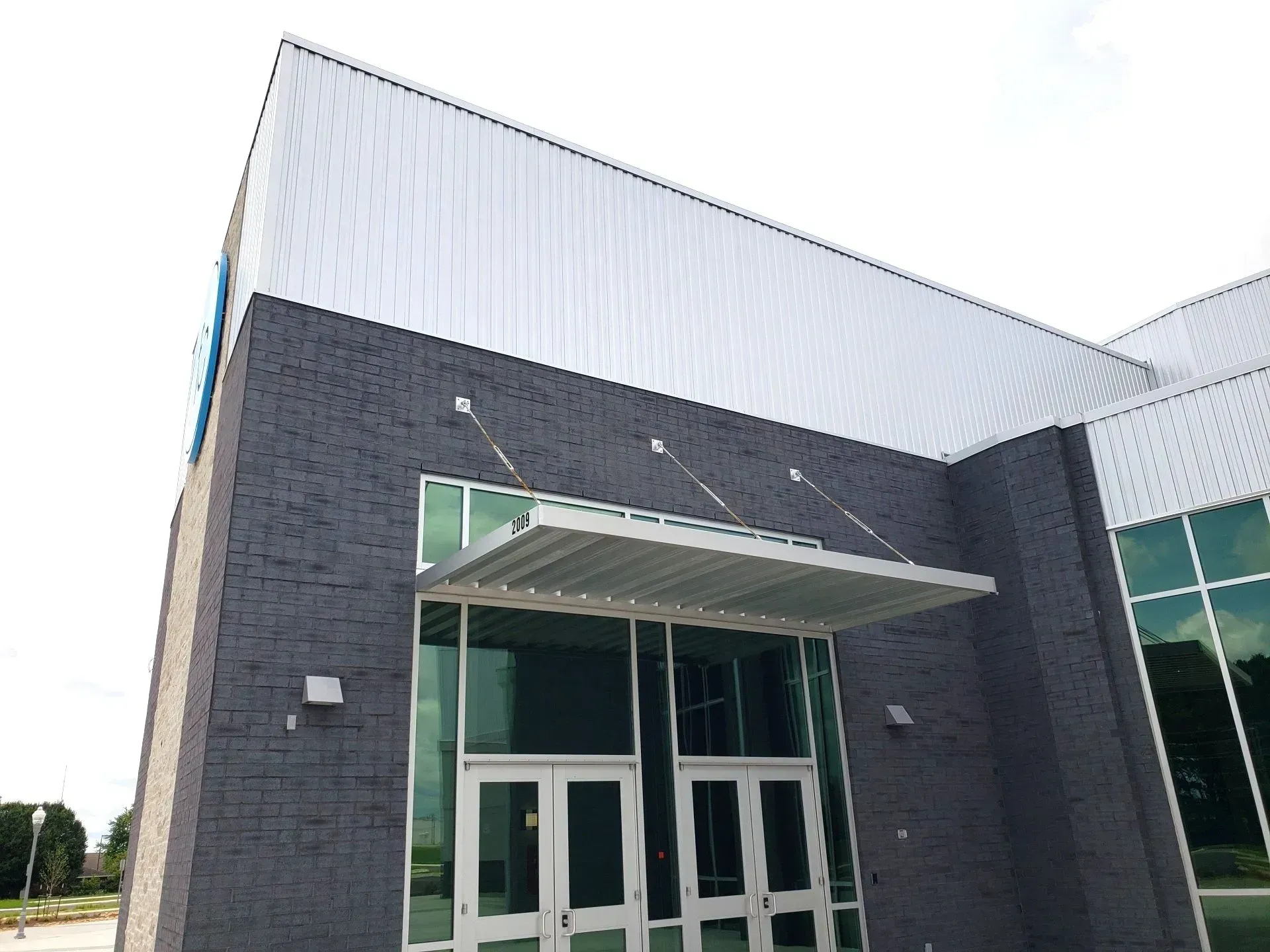 White Overhead Rod — Decatur, AL — Evans Awnings