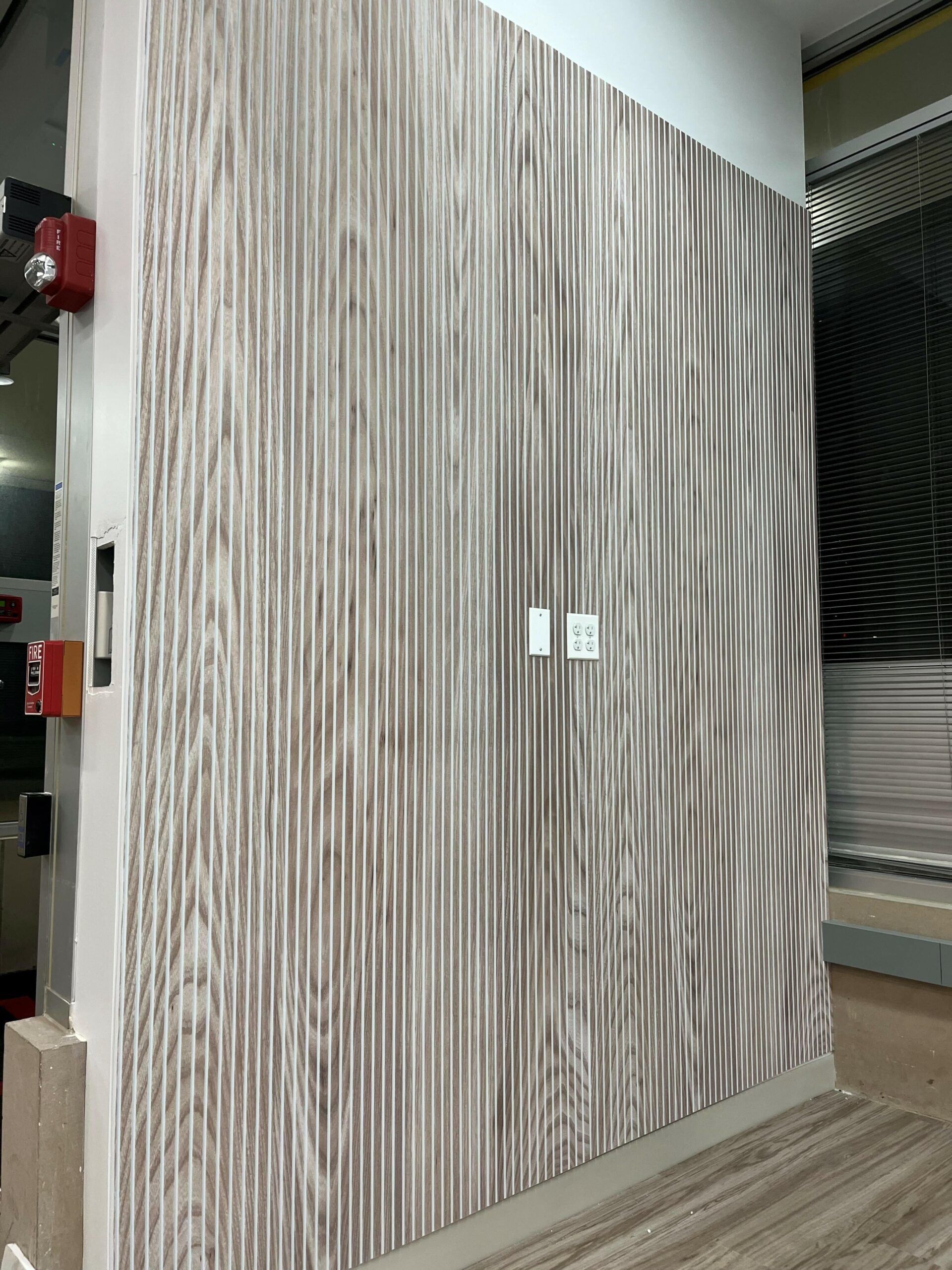 A wall with a wooden pattern on it in a room.