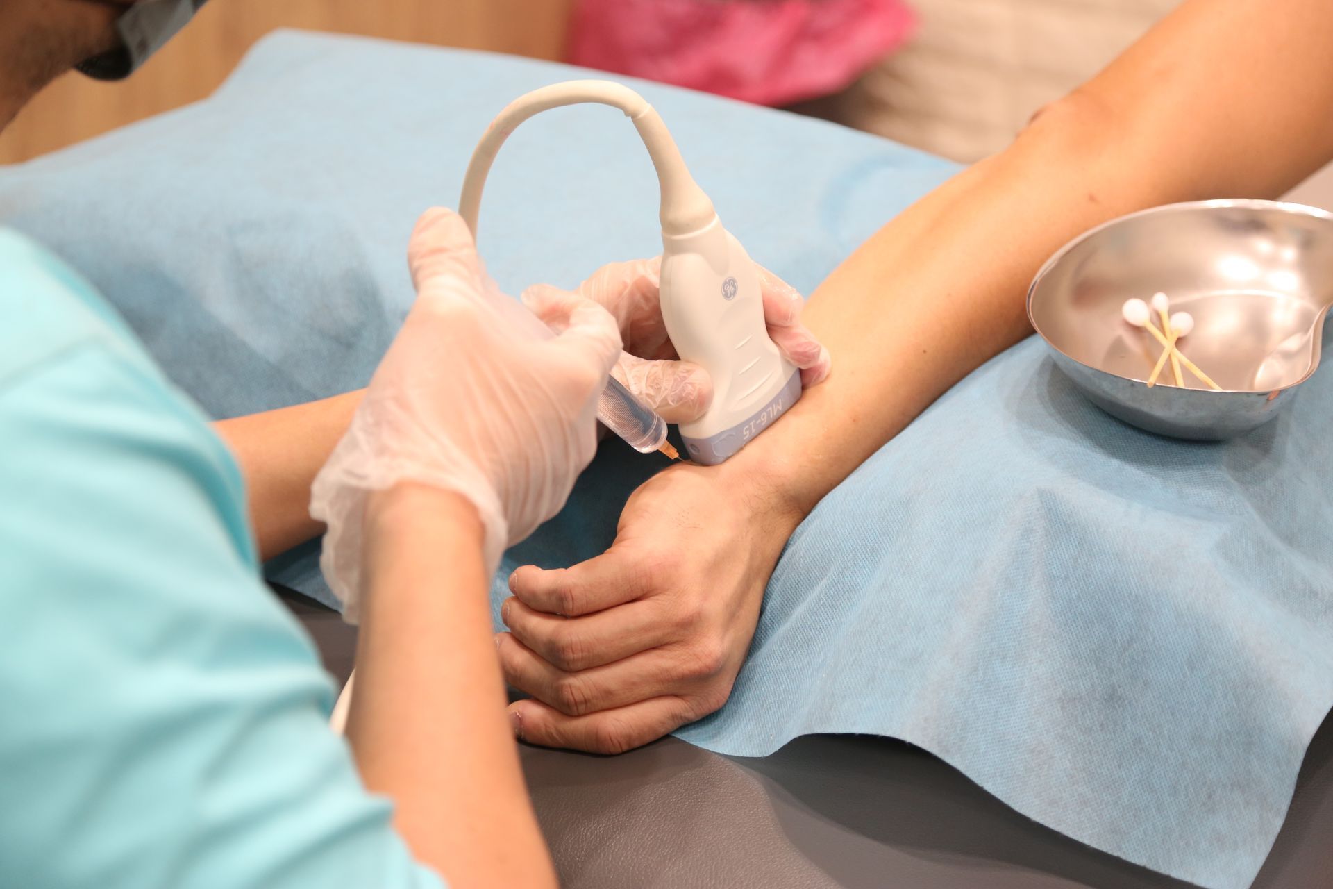 在醫療環境中，醫生會使用超音波檢查患者的手腕。