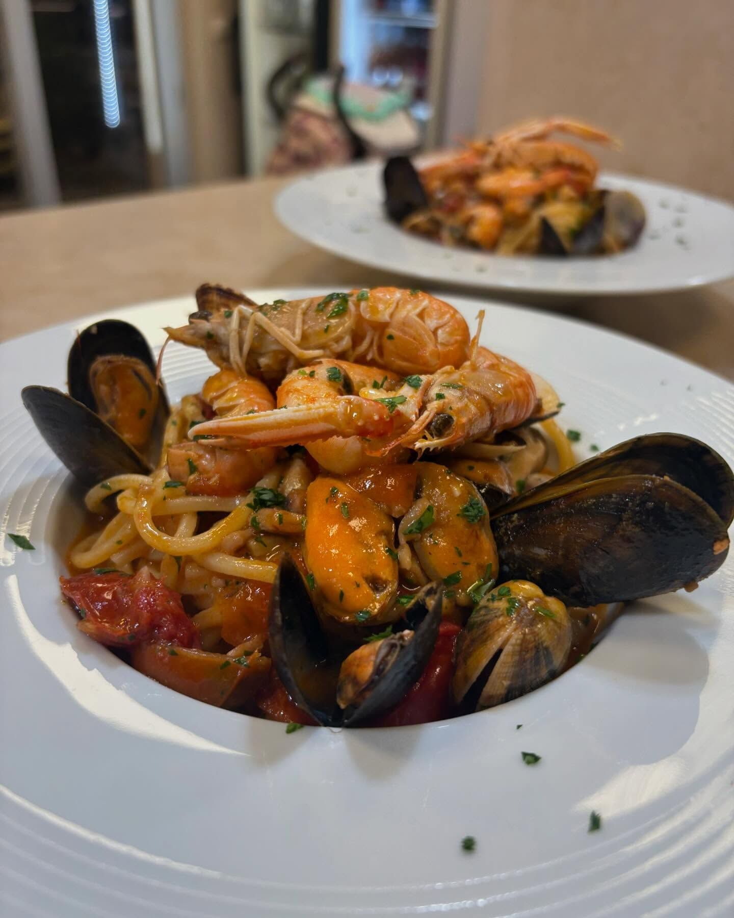 Un primo piano di un piatto di cibo con gamberi e cozze
