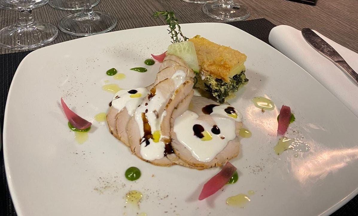 Un primo piano di un piatto di cibo su un tavolo