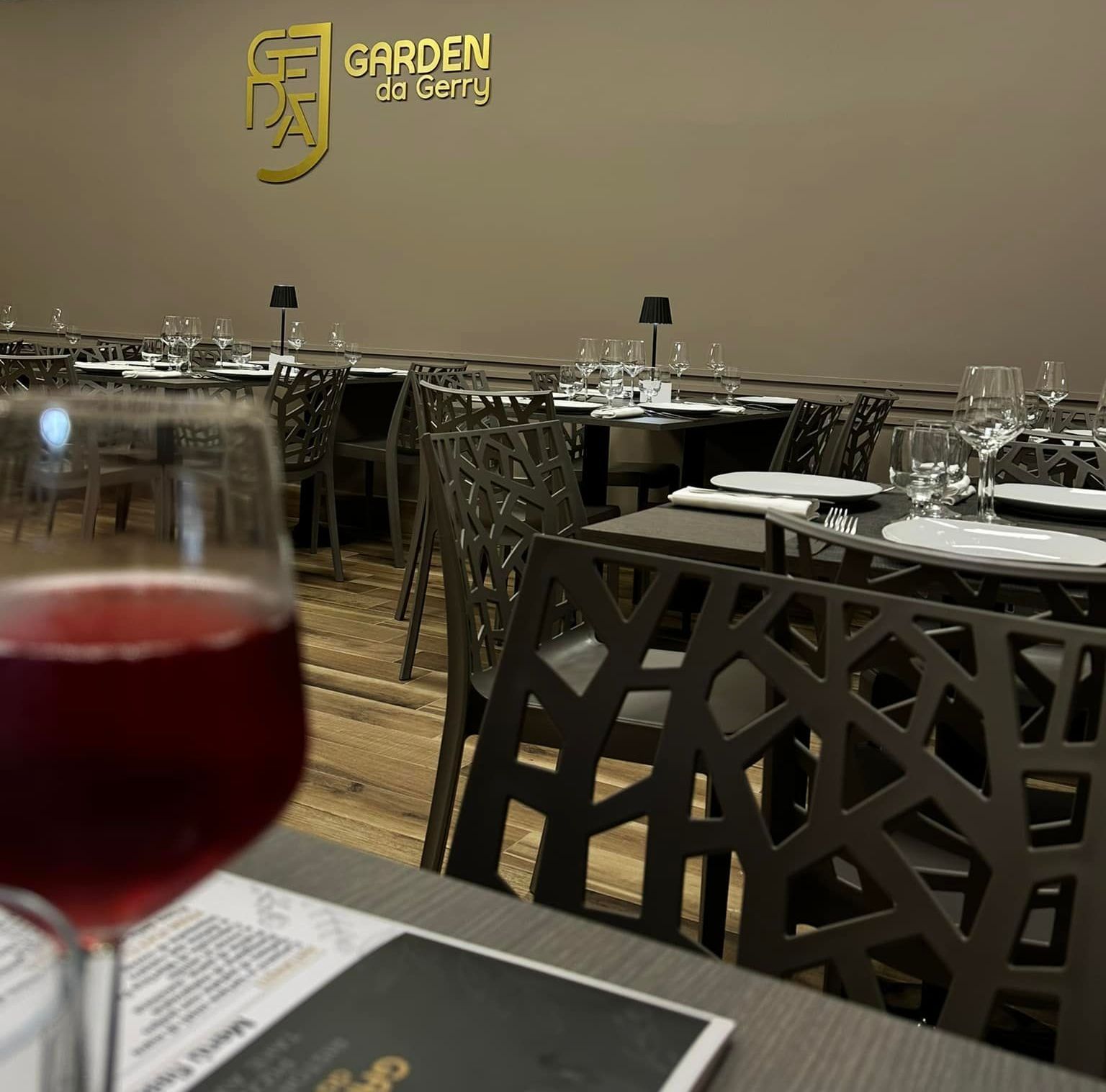 Un ristorante con un cartello che dice 