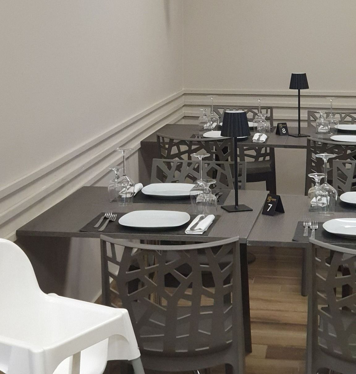 Un ristorante con piatti e bicchieri sui tavoli