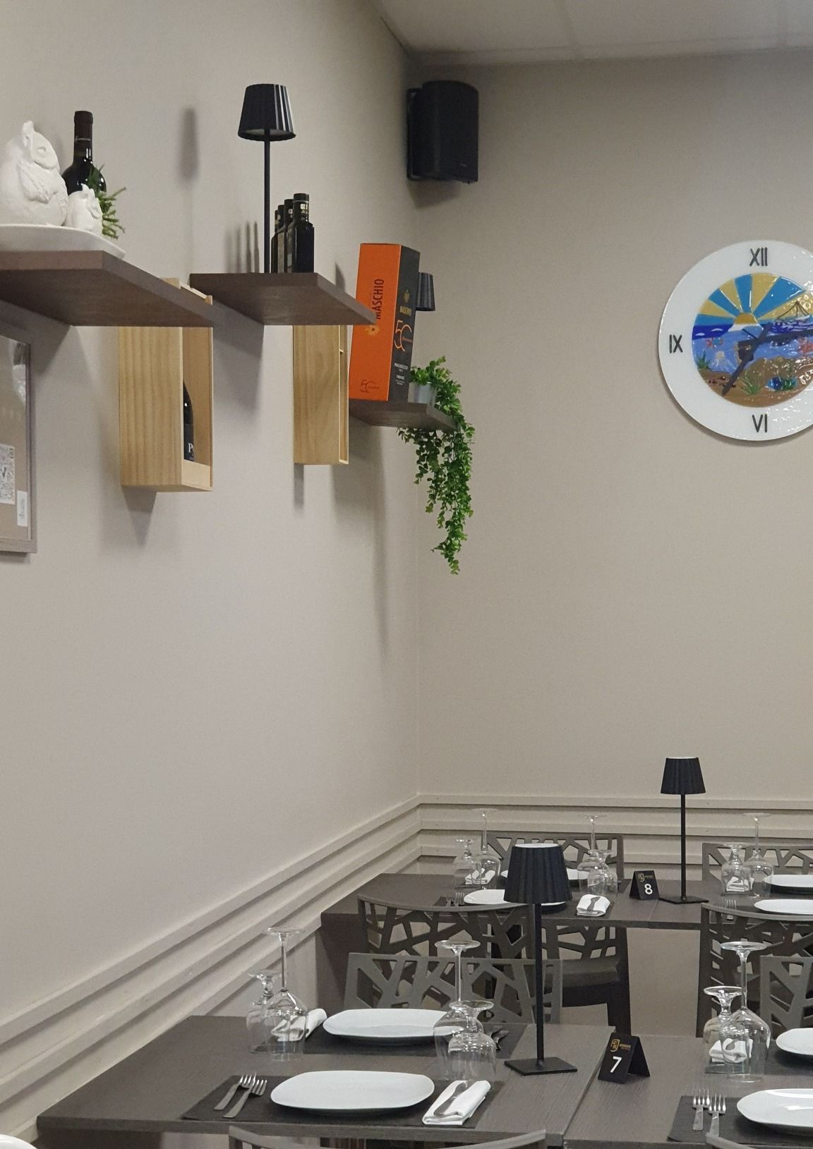 Un ristorante con un orologio sul muro sopra i tavoli