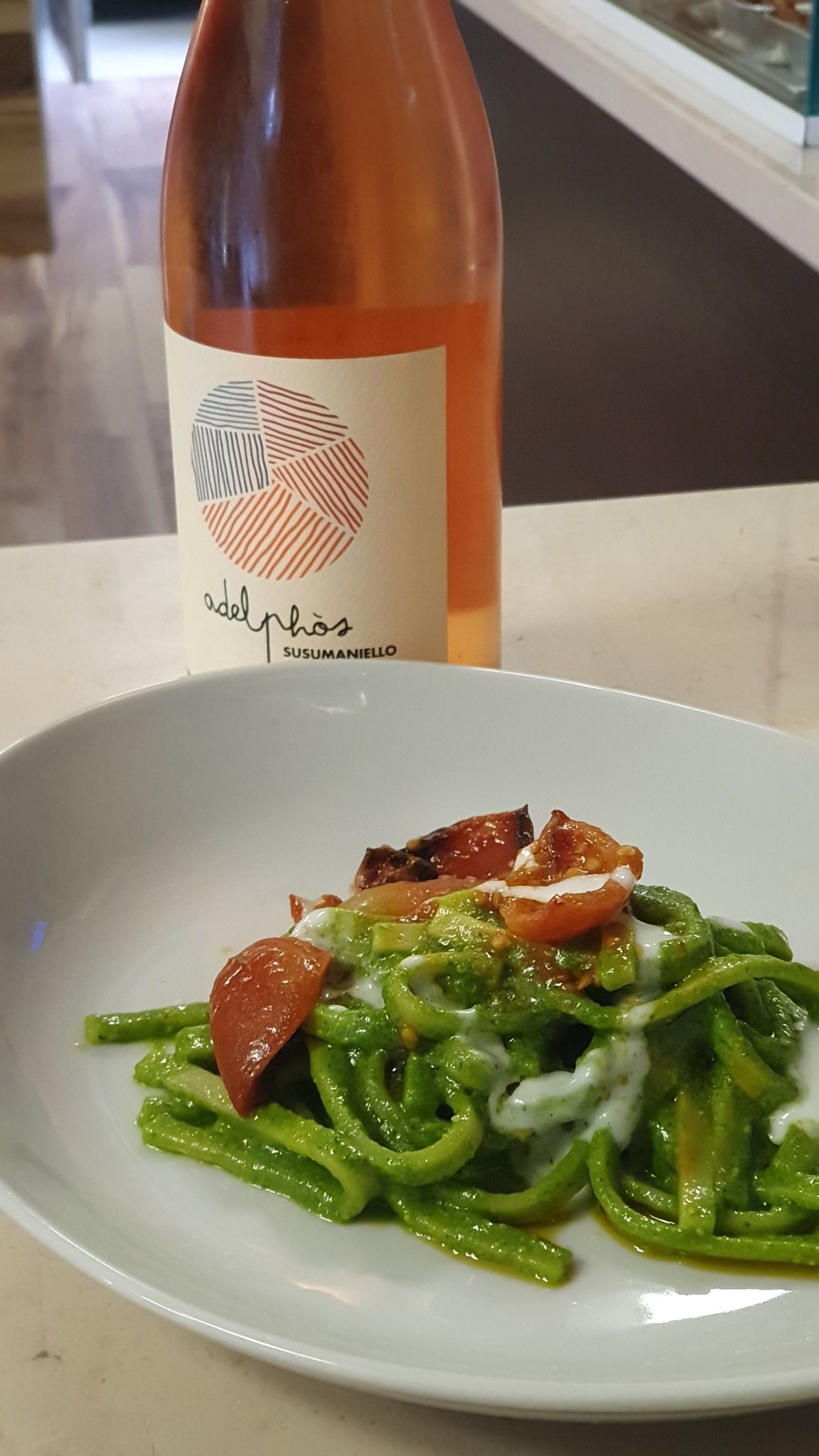 Un piatto di cibo e una bottiglia di vino su un tavolo