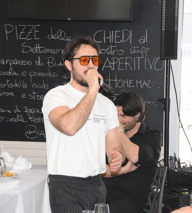 Un uomo è in piedi davanti a una lavagna con la scritta pizze della settimana