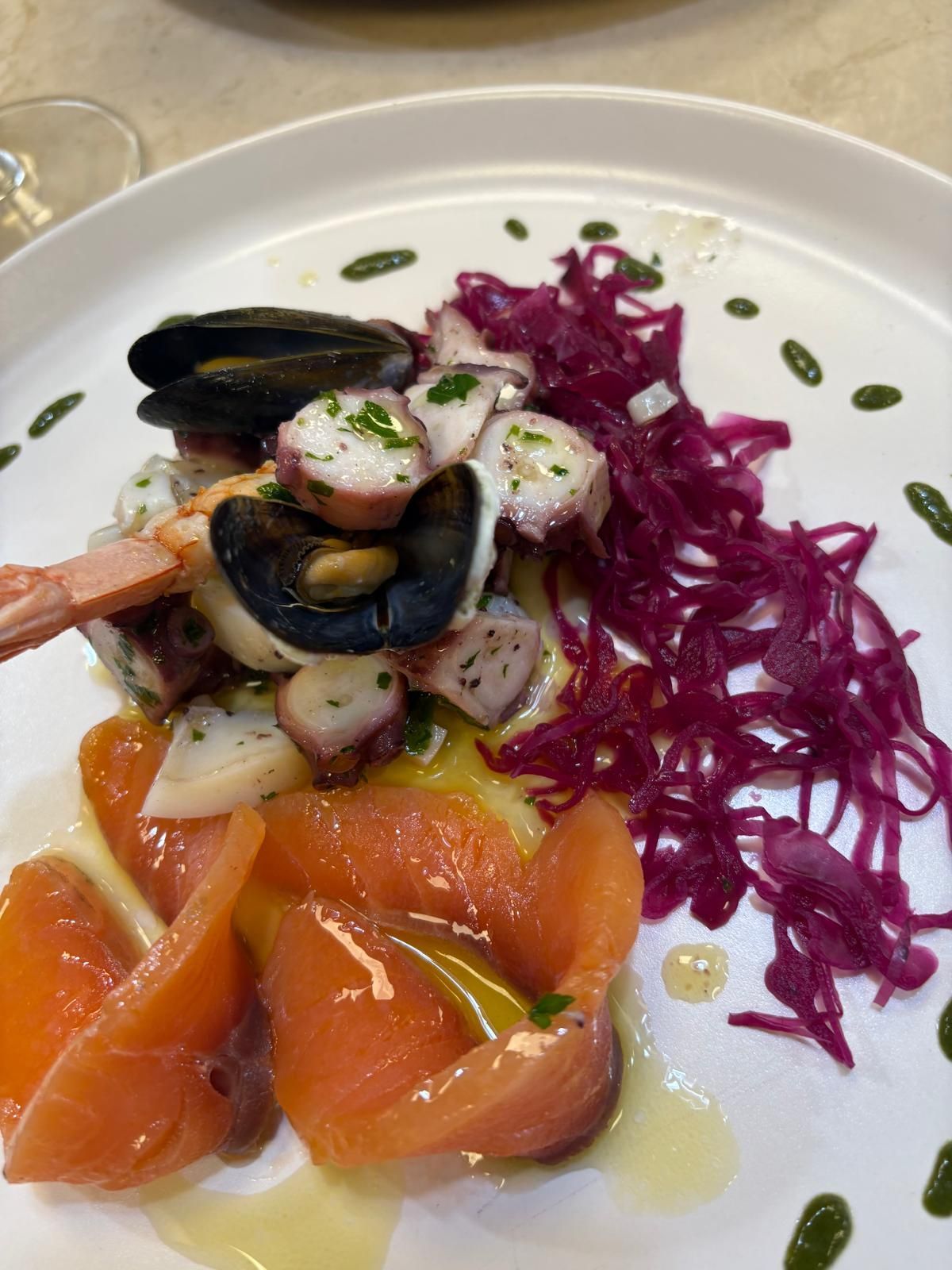 Un primo piano di un piatto di cibo su un tavolo.