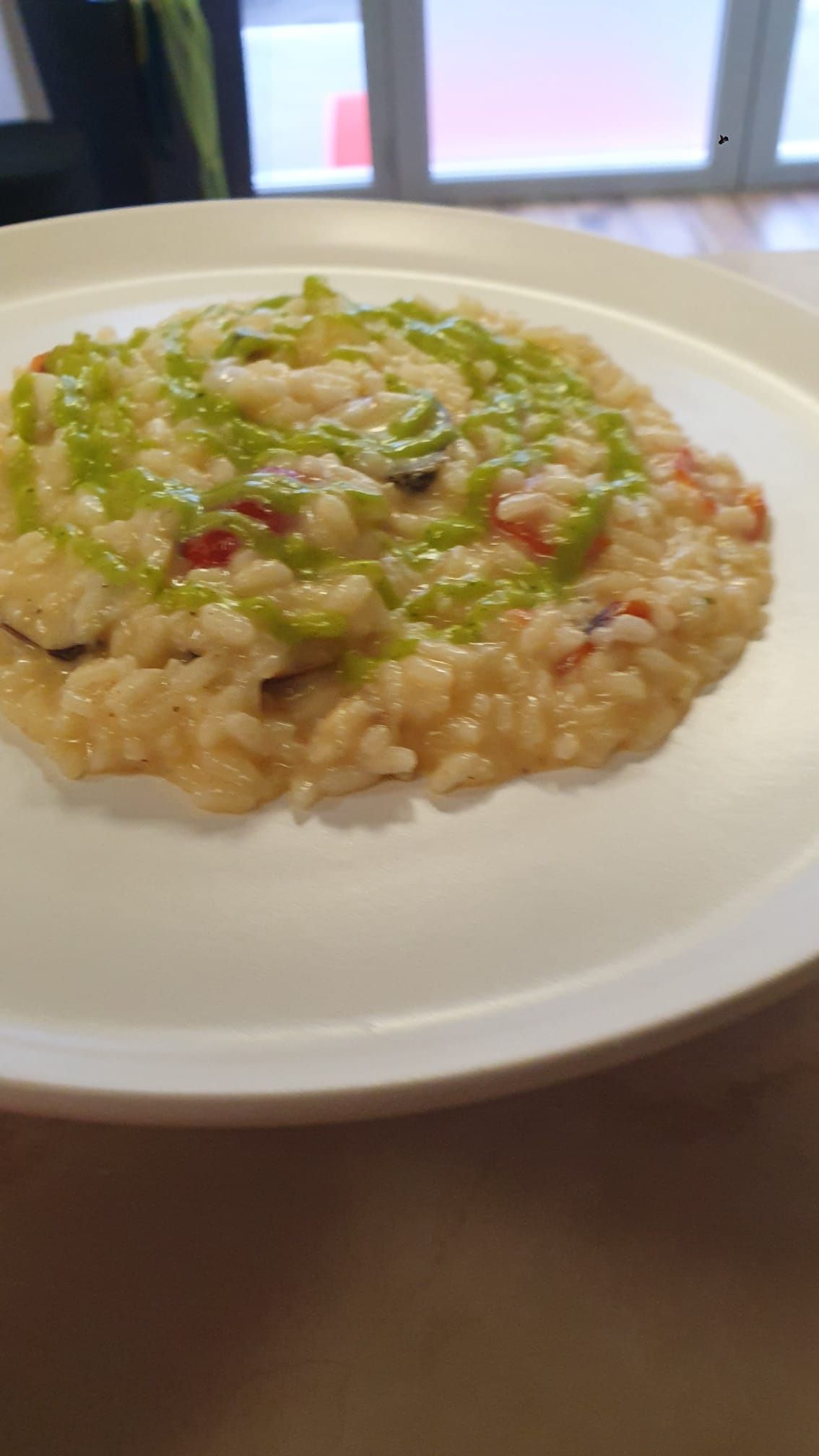 Un primo piano di un piatto di cibo su un tavolo.