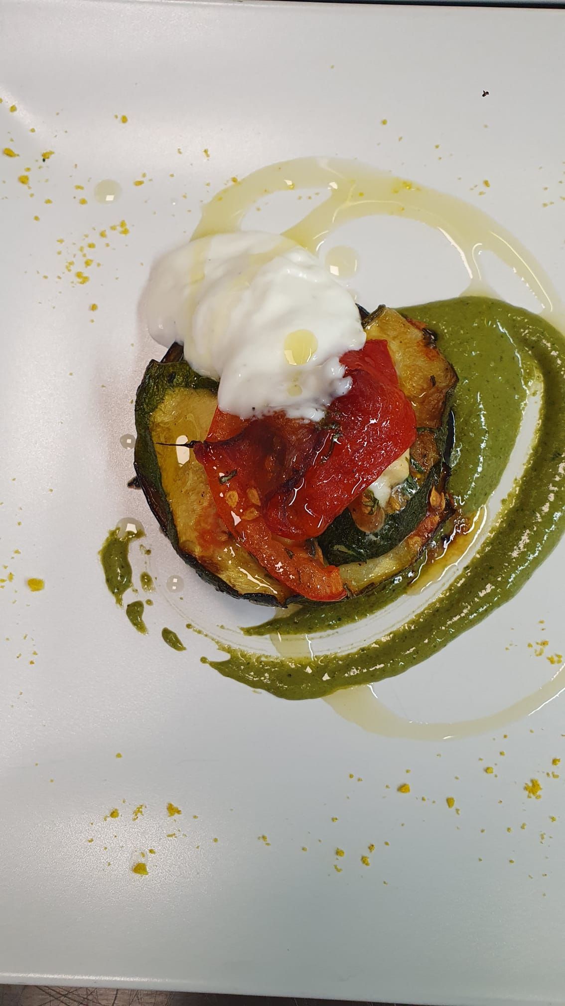 Un primo piano di un piatto di cibo su un tavolo.