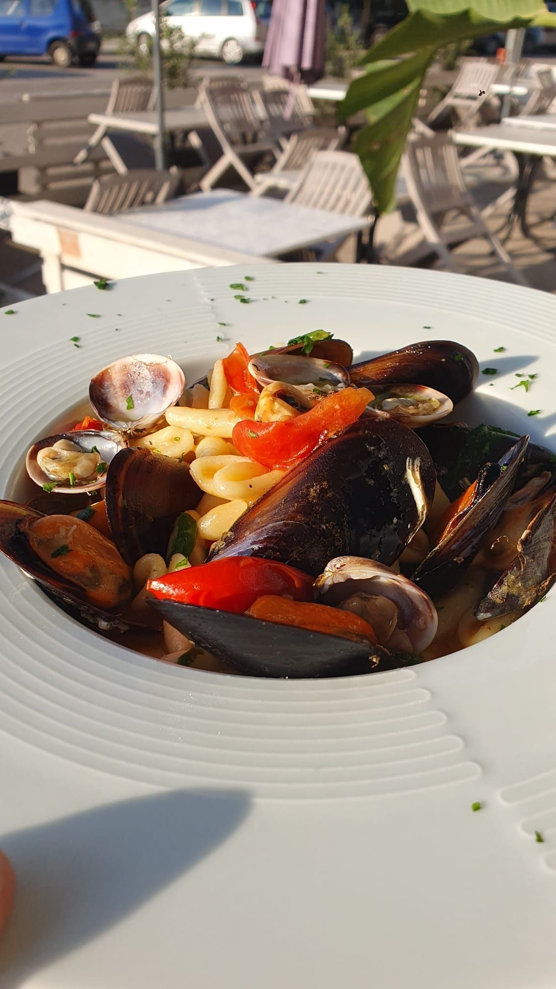 Un primo piano di un piatto di cibo su un tavolo.