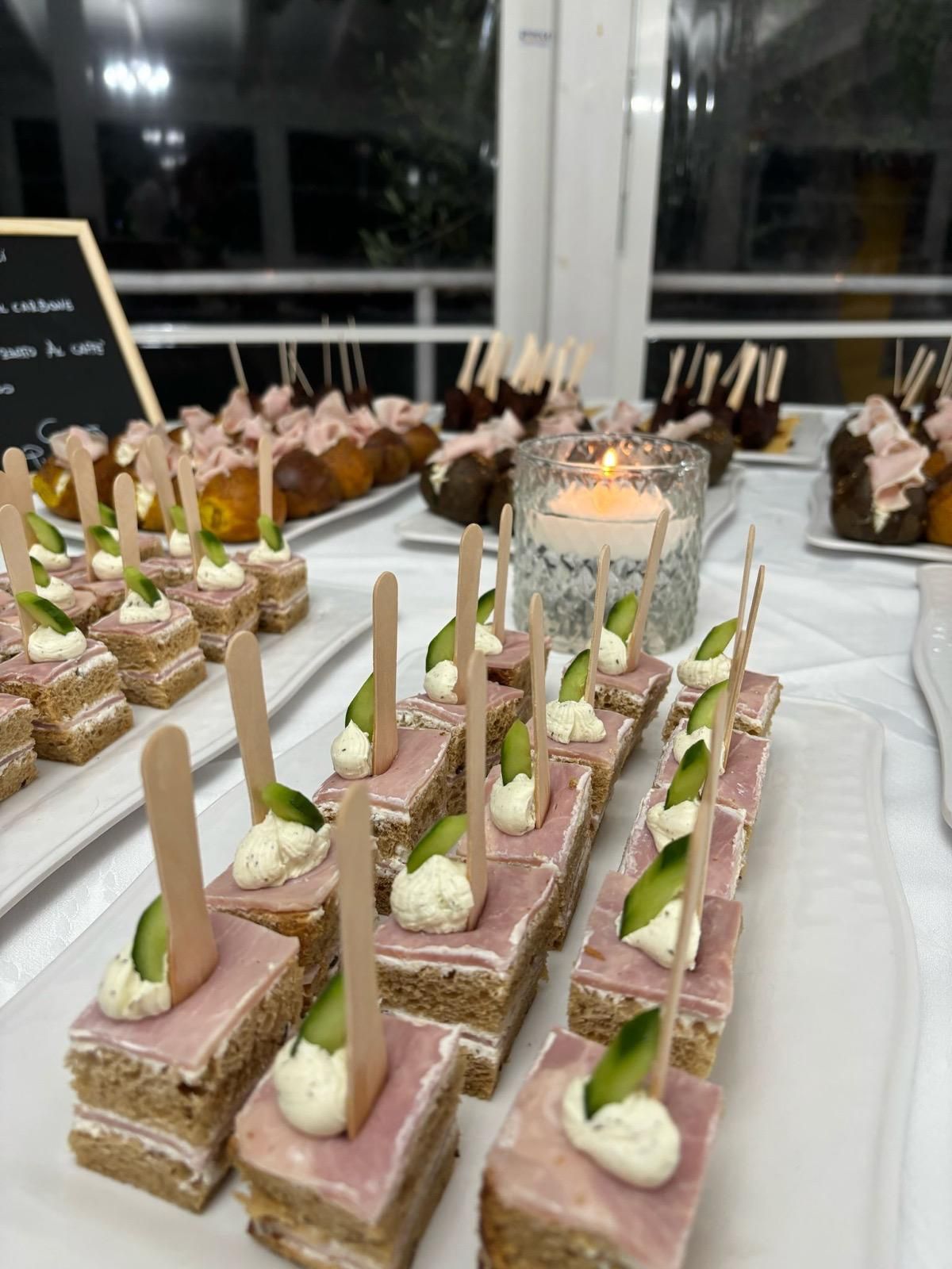 Un tavolo apparecchiato con una varietà di dessert e una candela