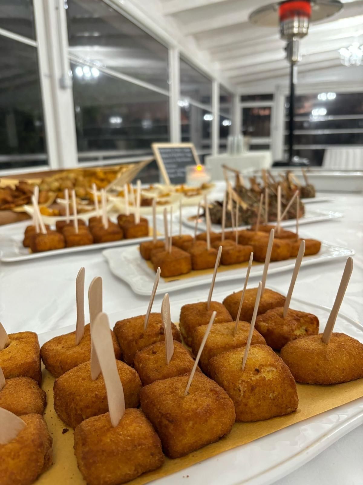 Un mucchio di cibo fritto con bastoncini di legno su un tavolo