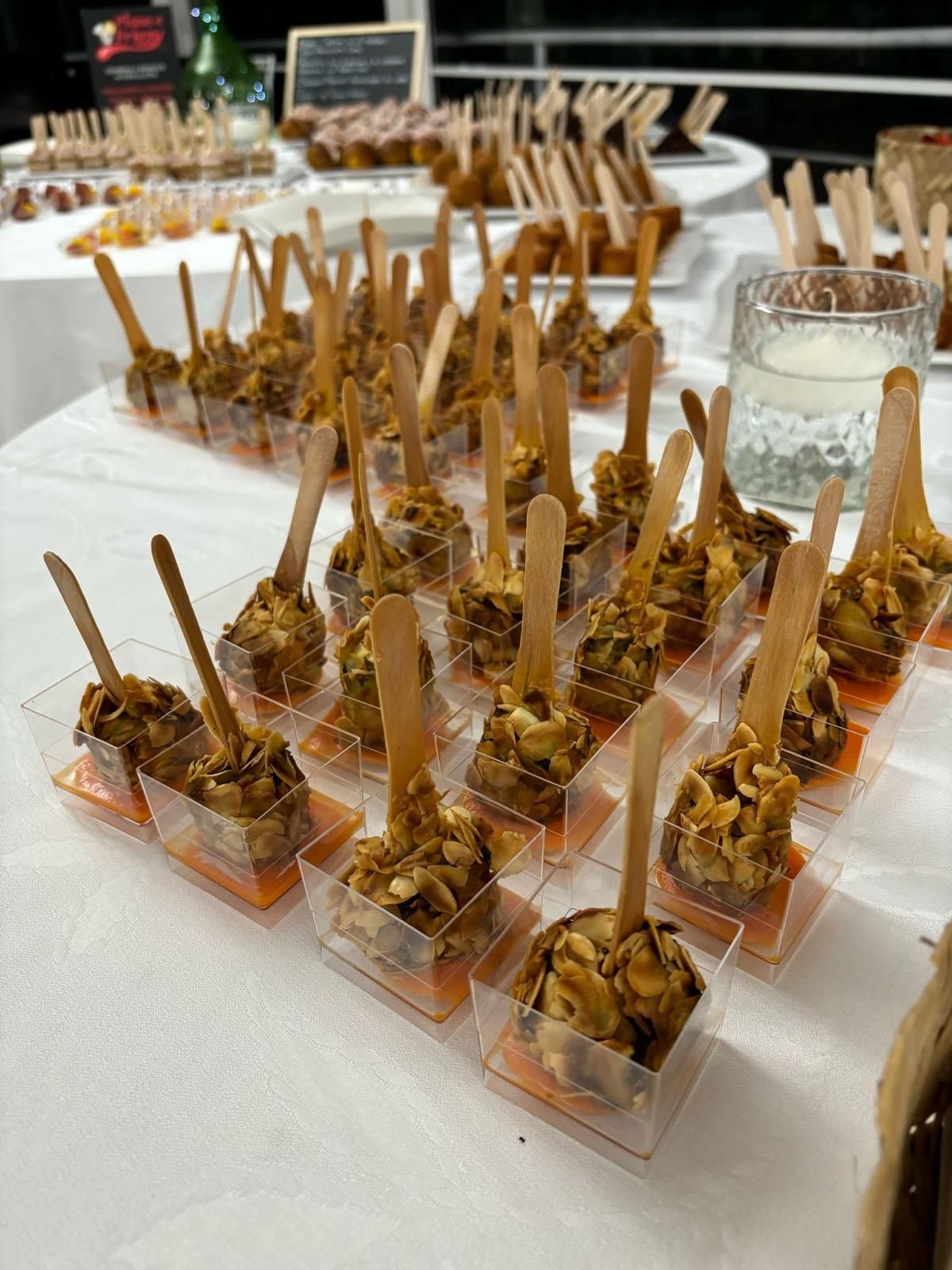 Un tavolo sormontato da una varietà di dolci su stecchi.