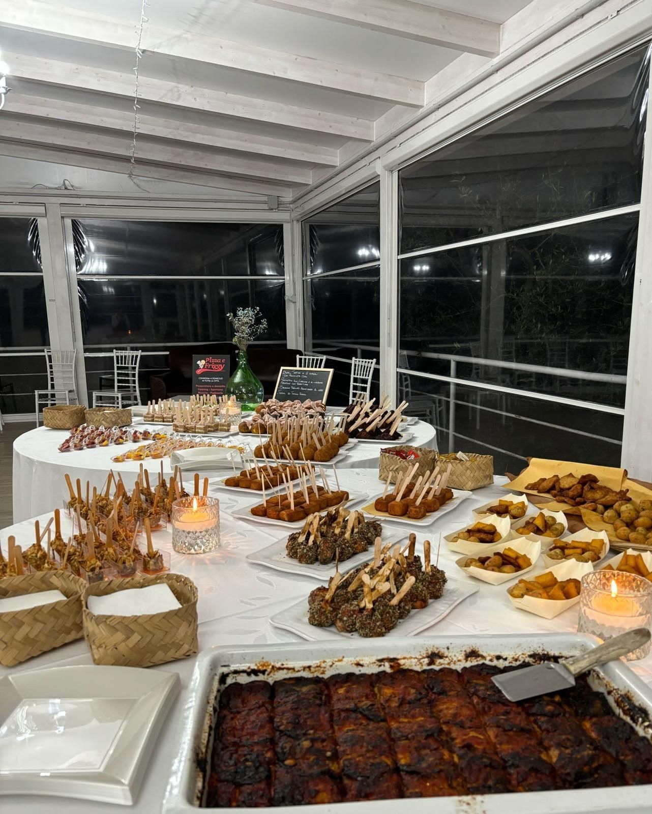 Ci sono molti tipi diversi di cibo sulla tavola.