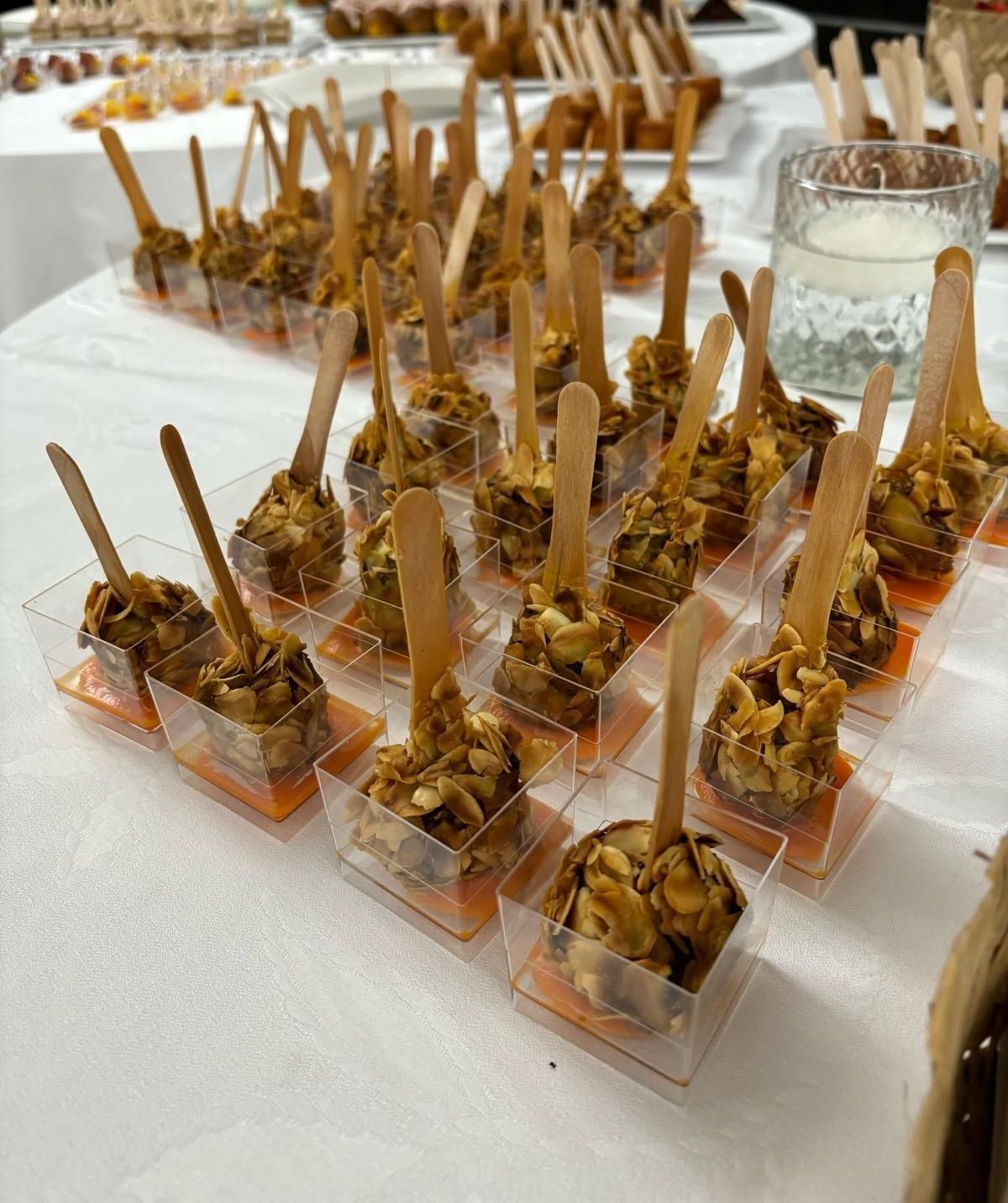 Un tavolo apparecchiato con una varietà di dessert e cucchiai