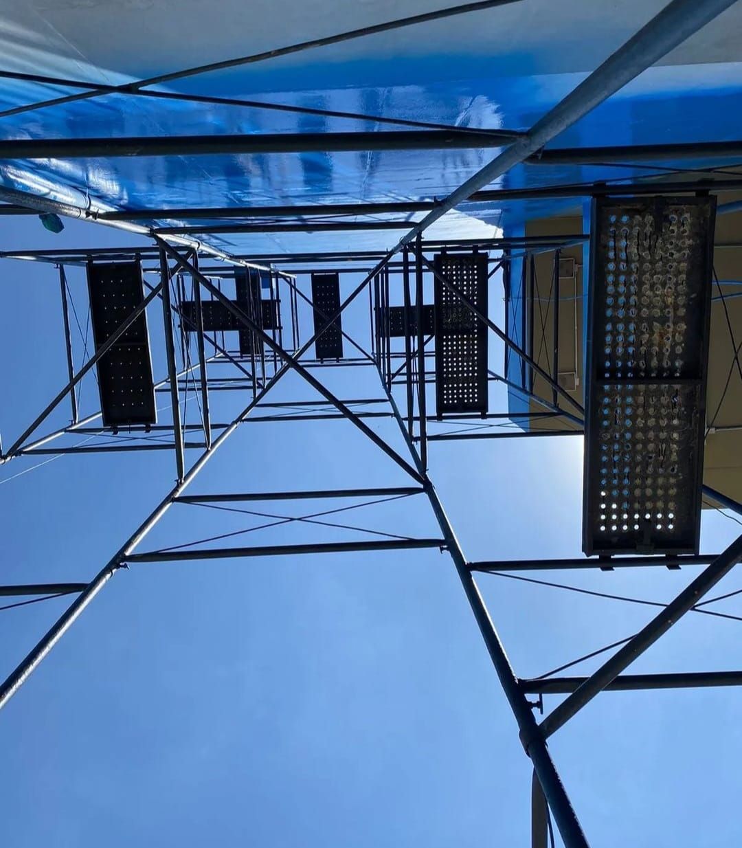 Andaimes em Uso na Obra