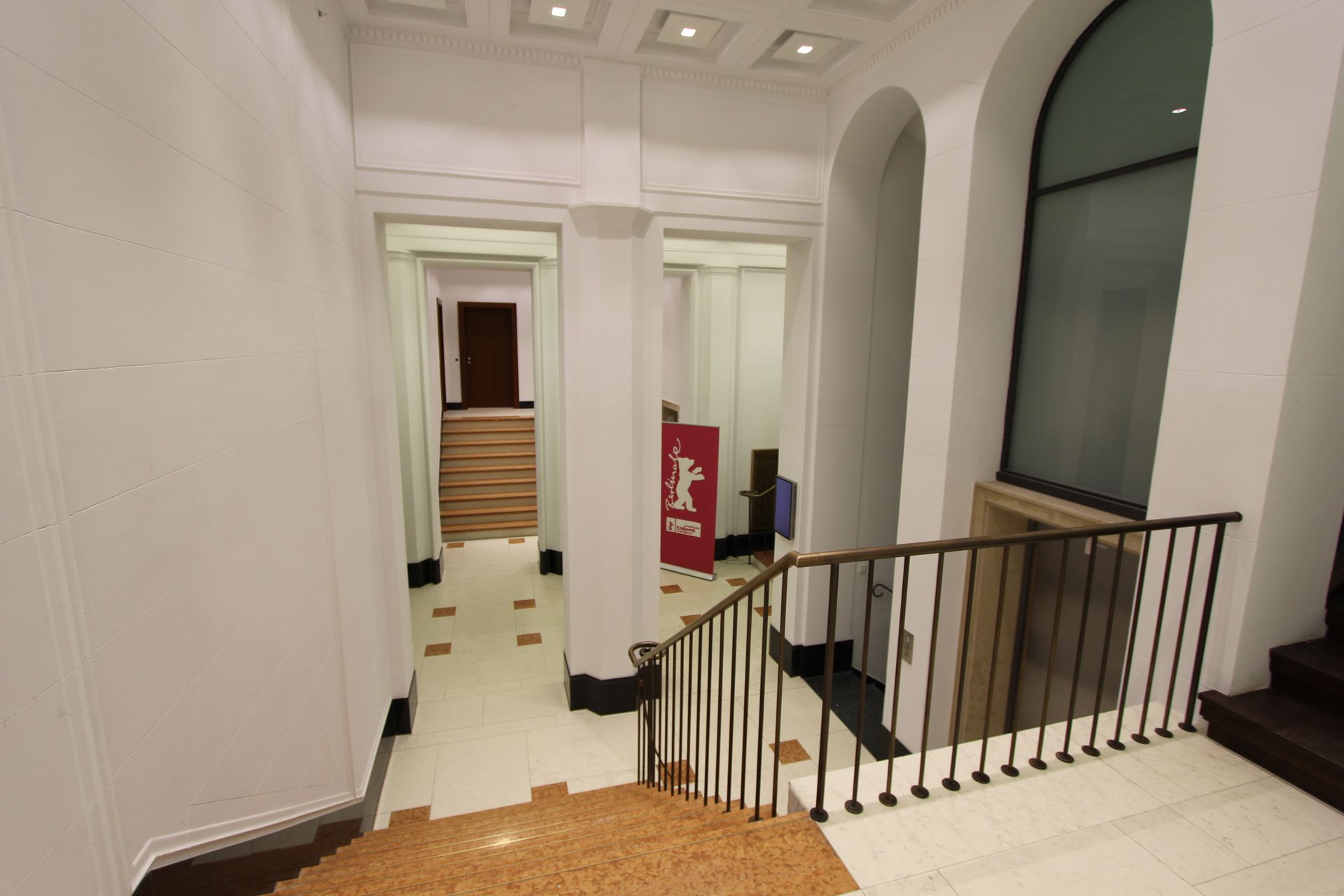 Eine Treppe in einem Gebäude mit einem Geländer und einem Schild mit der Aufschrift „Berlin“