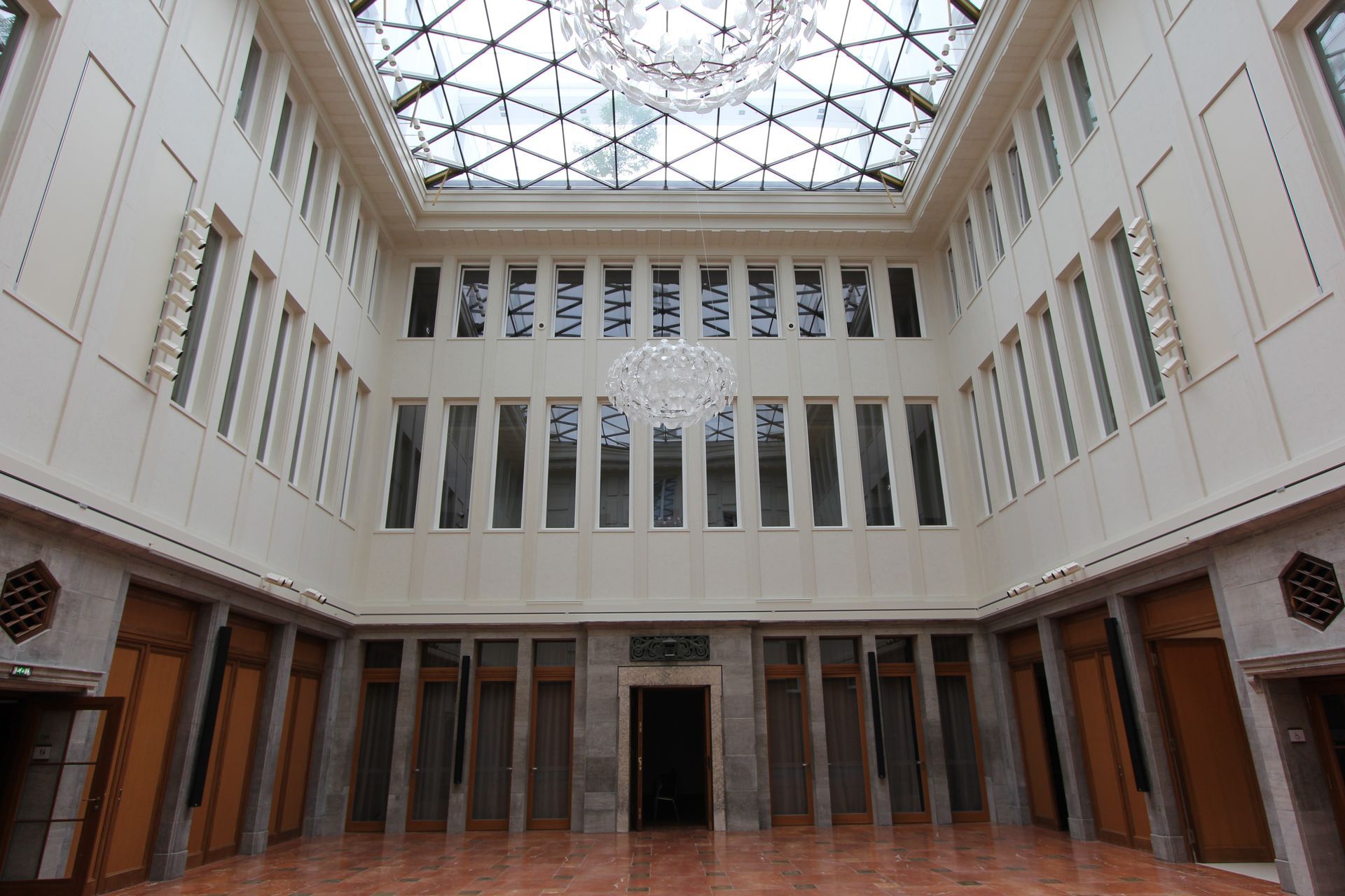 Ein großes Gebäude mit vielen Fenstern und einer Decke