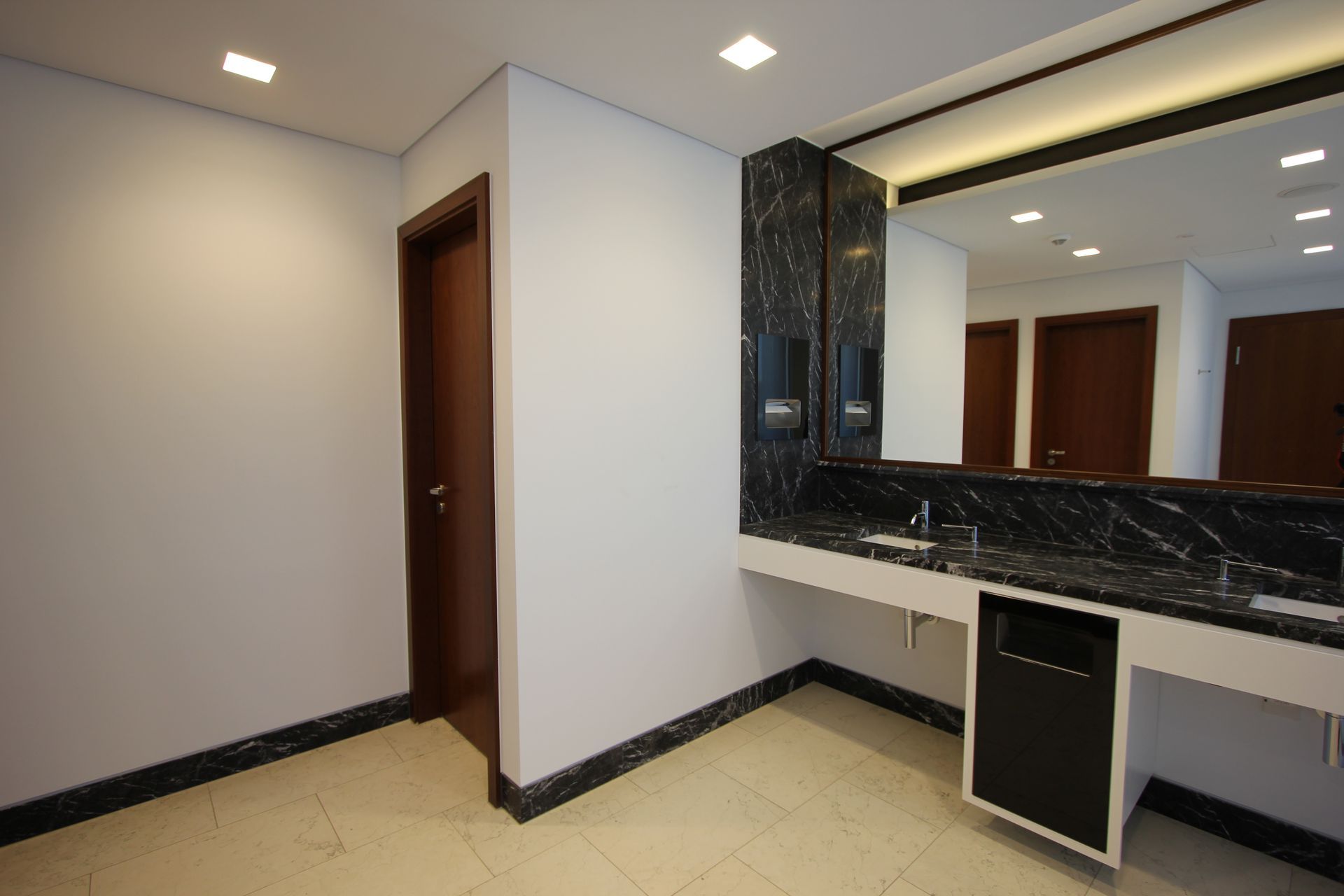 Ein Badezimmer mit zwei Waschbecken und einem großen Spiegel