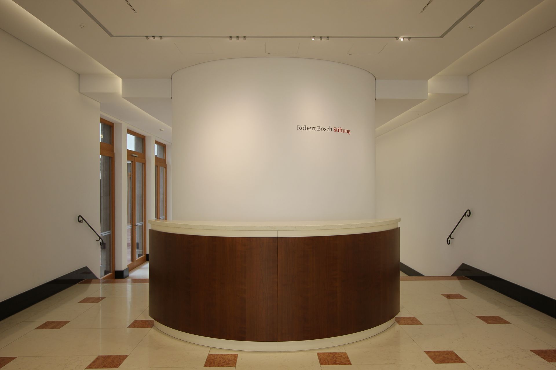 Eine runde Holztheke in einem Raum mit einer weißen Wand