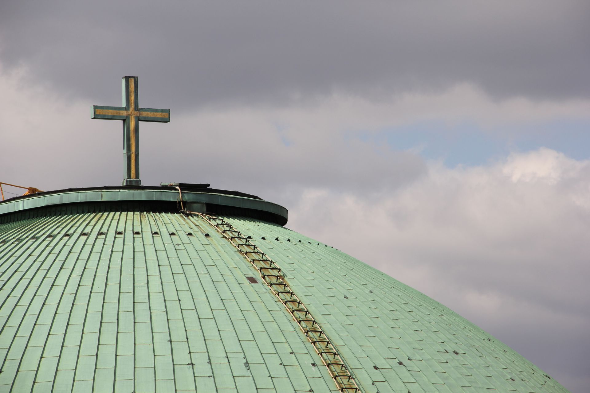 Eine grüne Kuppel mit einem Kreuz darauf