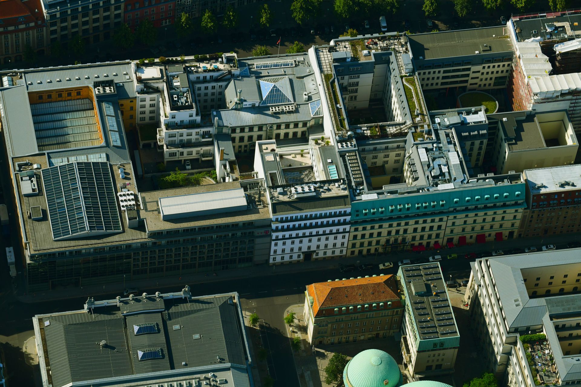 Eine Luftaufnahme einer Stadt mit vielen Gebäuden