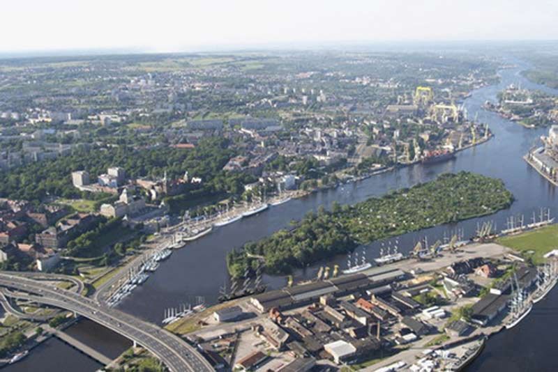 Eine Luftaufnahme einer Stadt, durch die ein Fluss fließt.