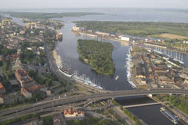 Eine Luftaufnahme eines Flusses mit einer kleinen Insel in der Mitte