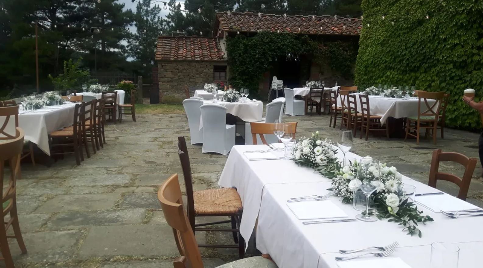 Tavolo per nozze decorato con fiori