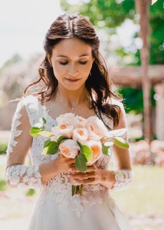 Sposa con mazzo di fiori
