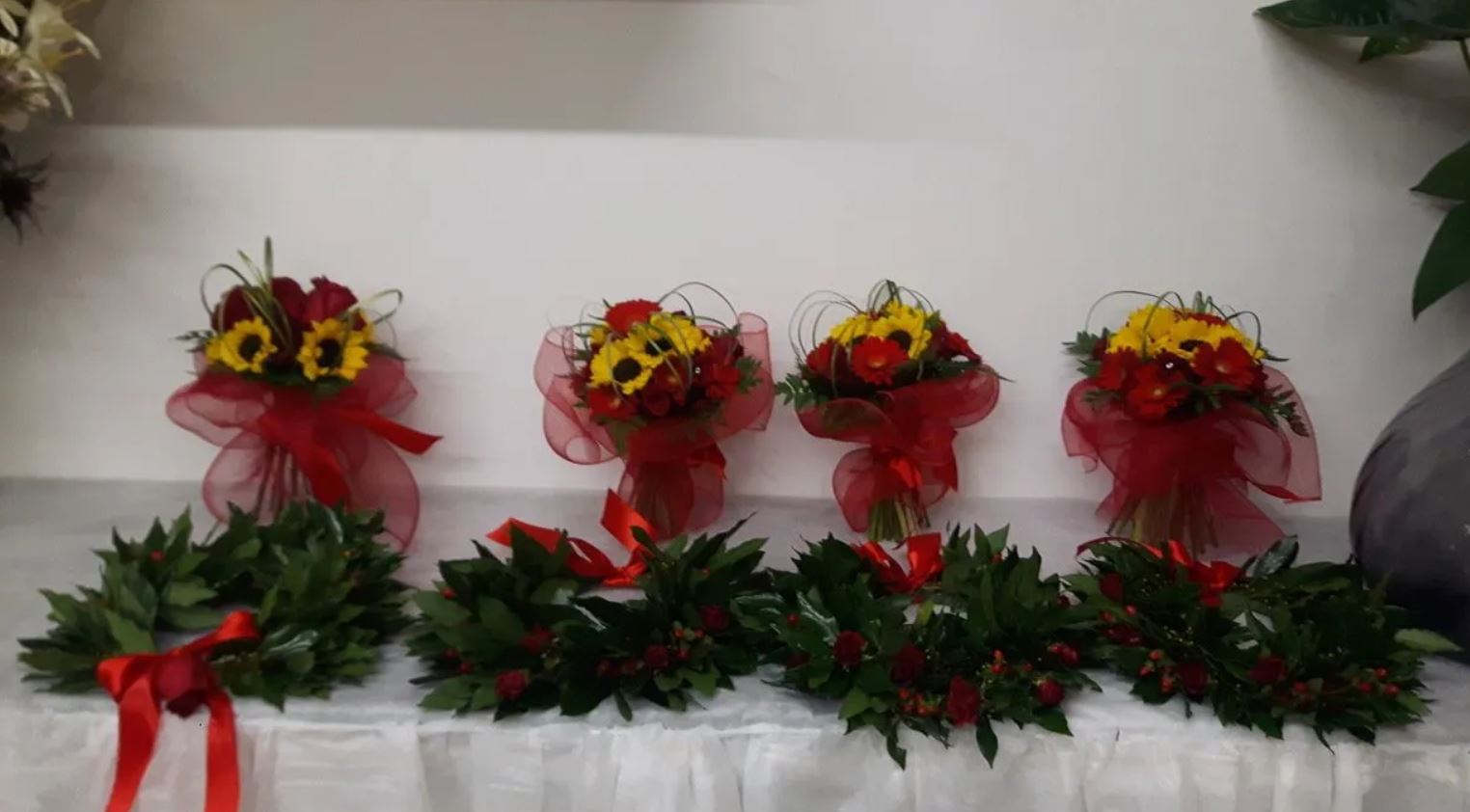 Mazzi di fiori con corone per lauree