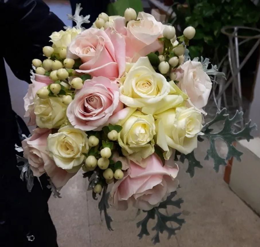 Mazzo di rose di colori vari